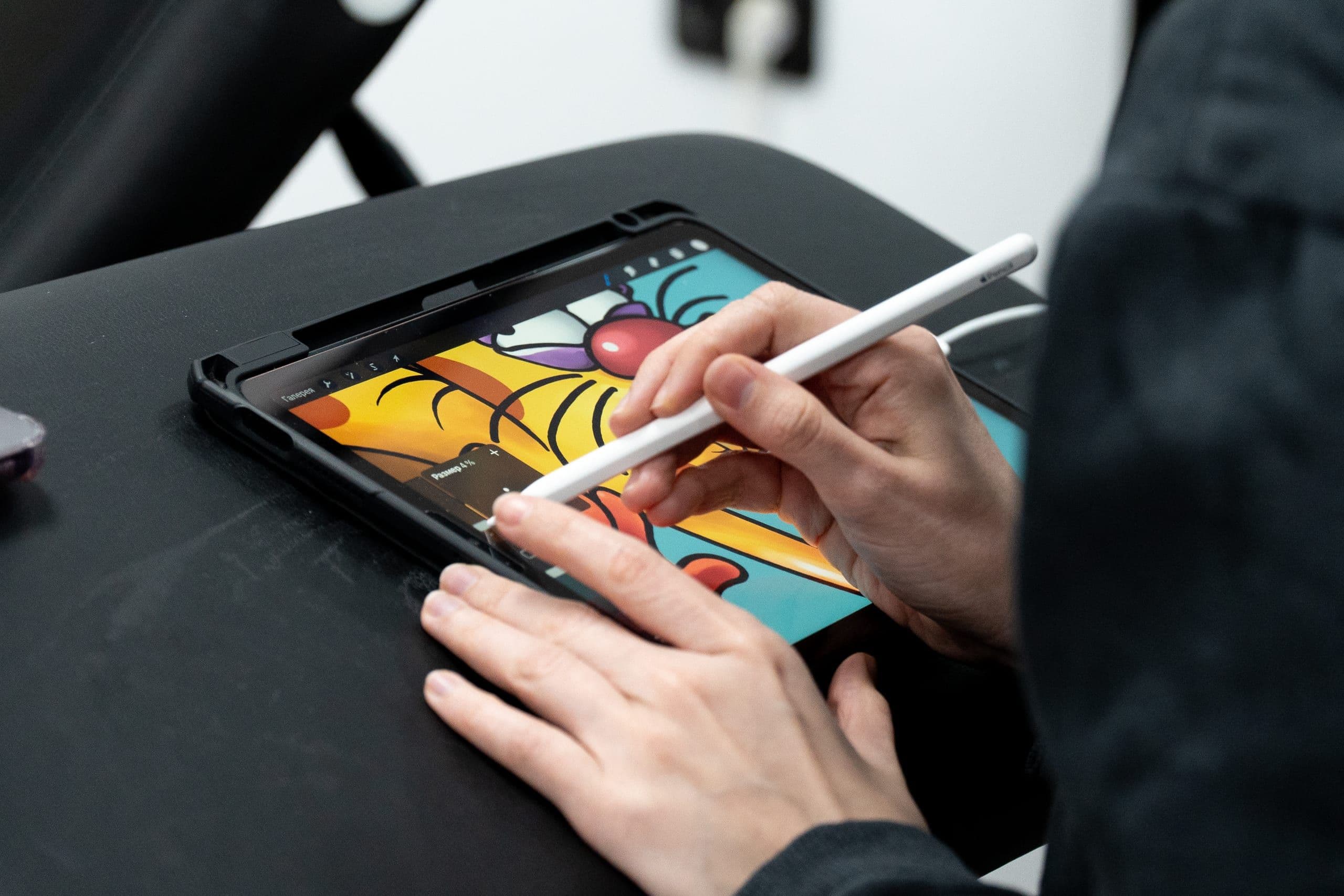 Ein Tattoo-Motiv wird vor der Sitzung auf dem iPad mit Apple Pencil entworfen