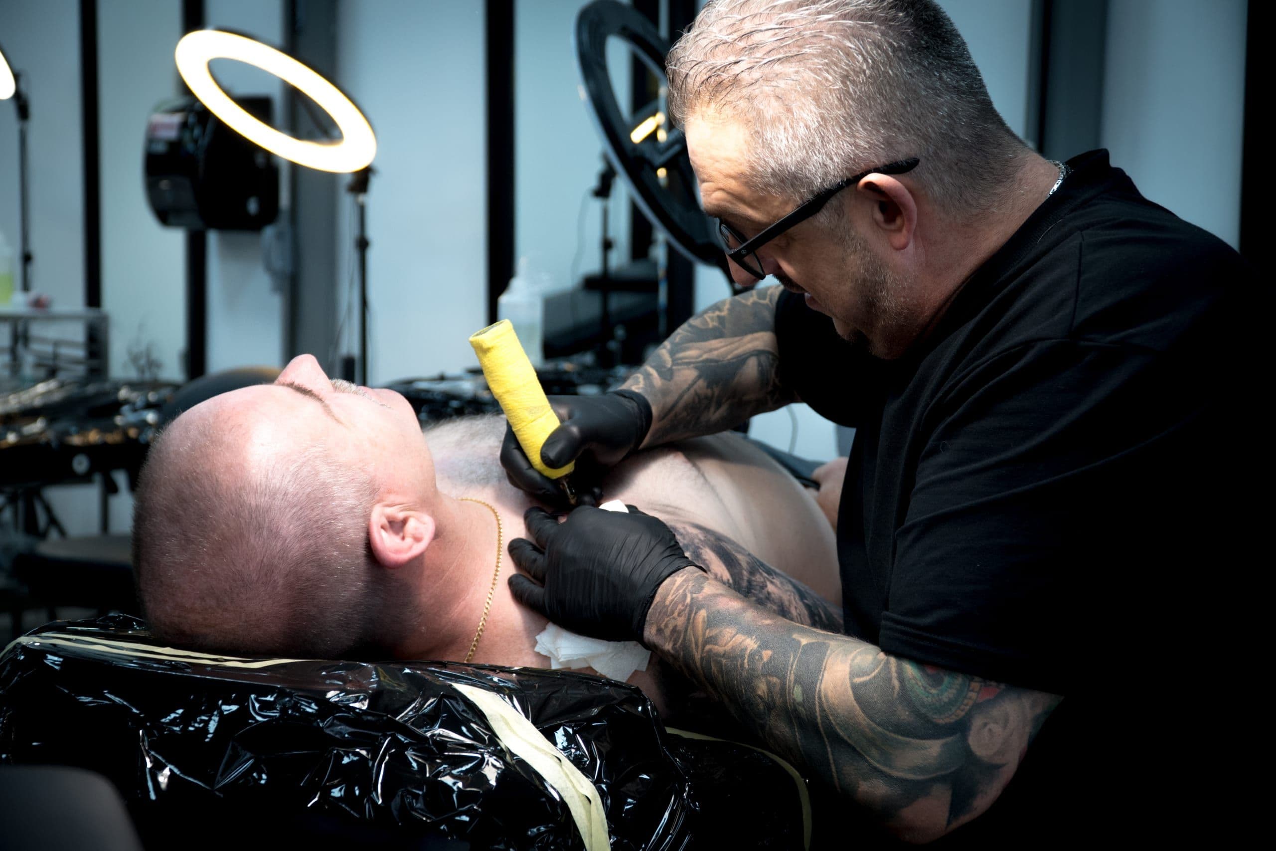 Tätowierer von Tattoo Farbgefühl bei der Arbeit an einem Tattoo im Studio in Kerpen